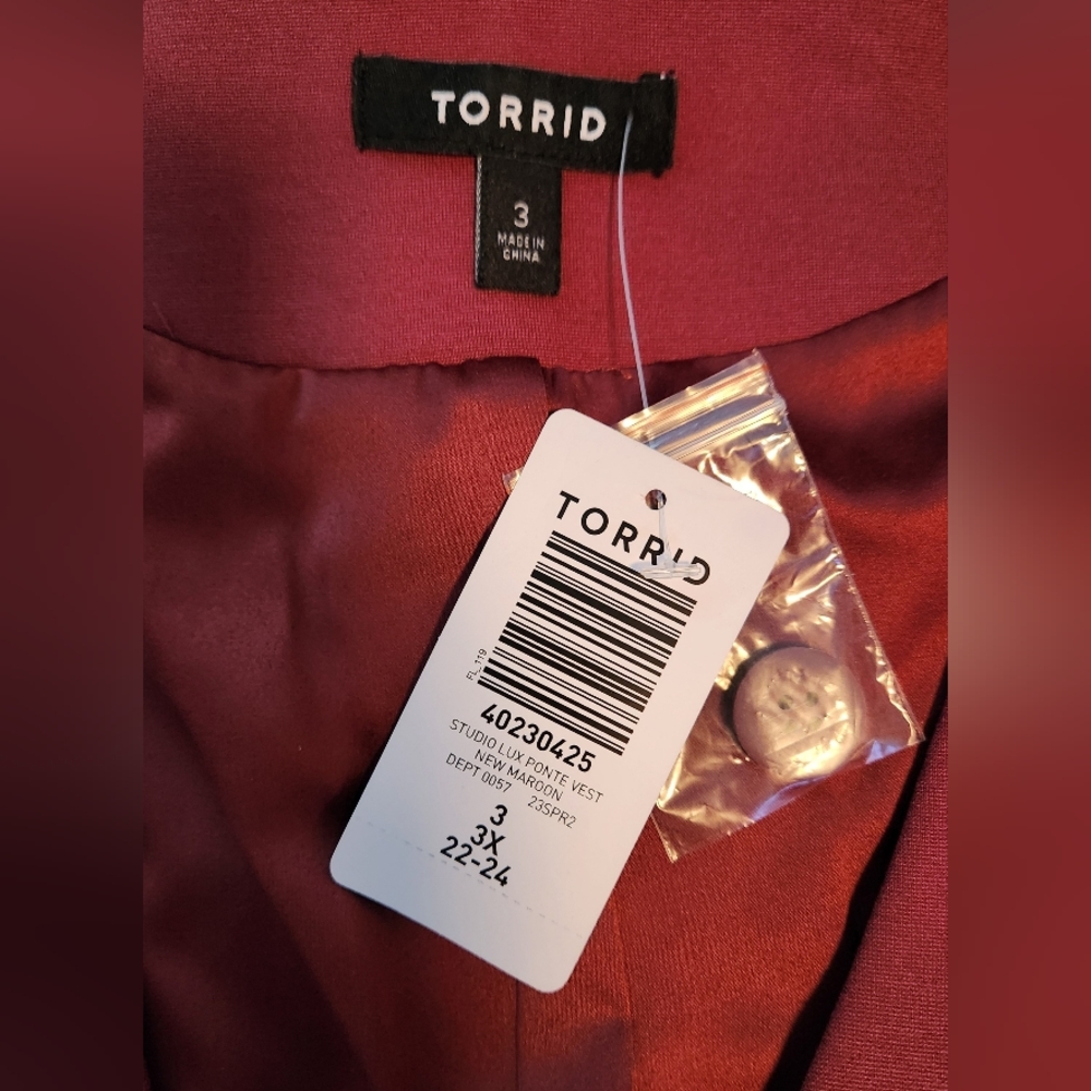 Torrid New Studio Tailored Ponte Fitted Burgundy Button-up Vest Size 3 NWT - Picture 3 of 7